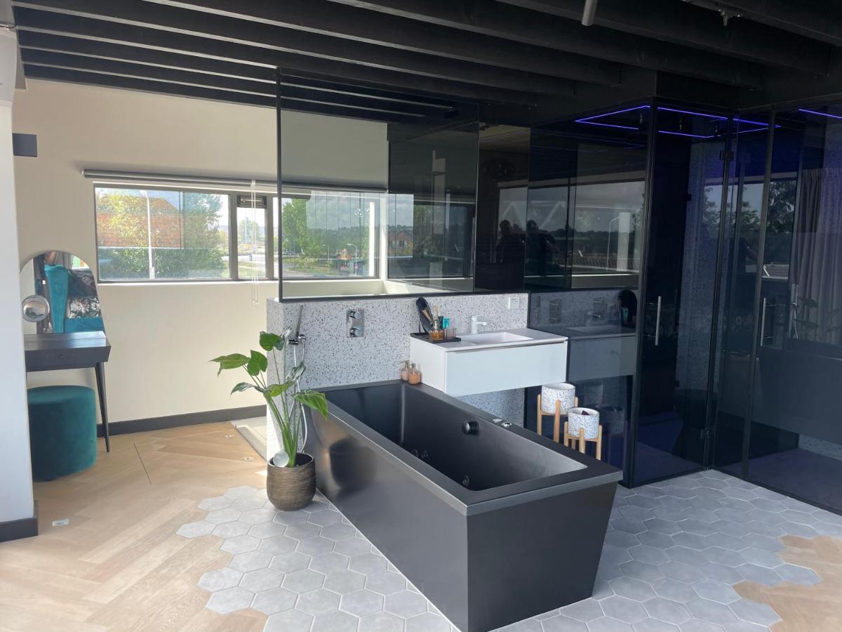 Above And Beyond - Luxe Suite Met Sauna En Stoomdouche Zaandam Bagian luar foto